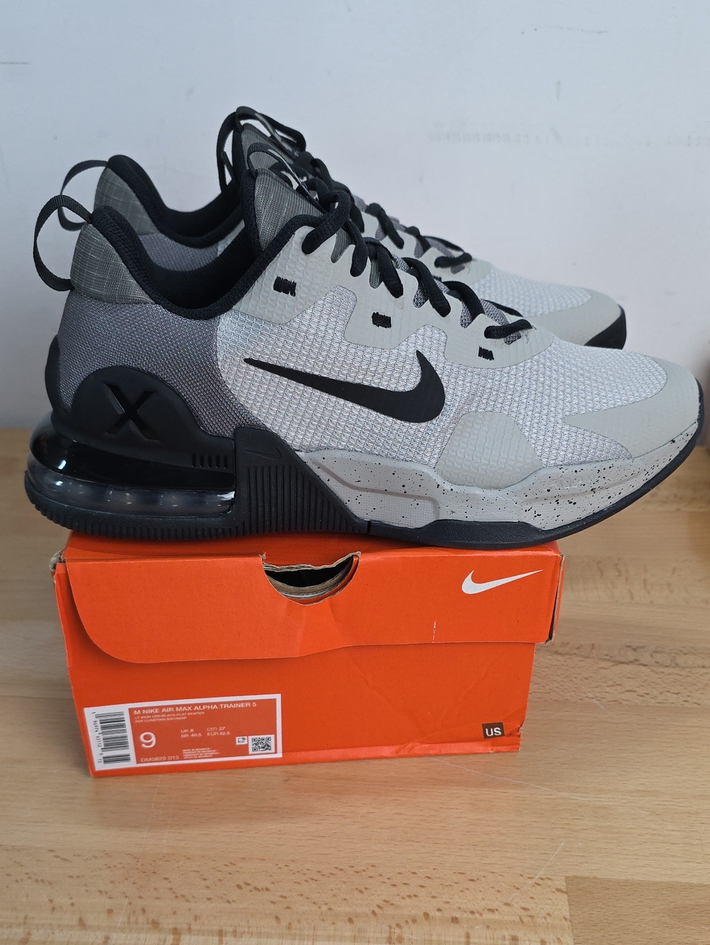 Nike Trainers in Light Gray with Black Accents 9 Men